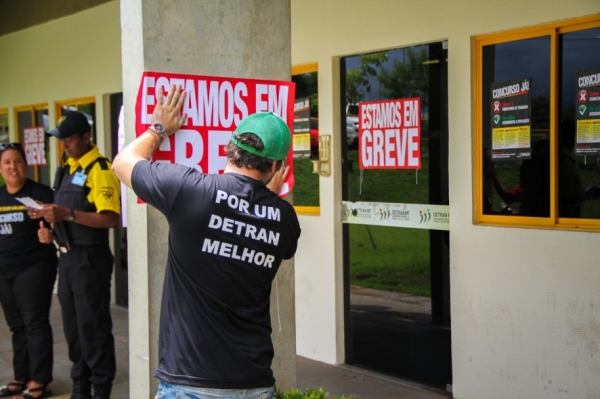 Servidores do Detran iniciam greve; meta � concurso p�blico