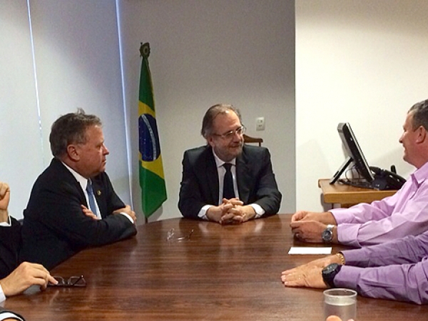 Ministro recebe cobran�as de caminhoneiros de MT; bloqueios continuam