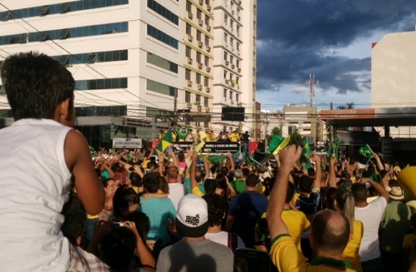 Movimento Fora Dilma re�ne mais de 30 mil pessoas em manifesta��o na Capital