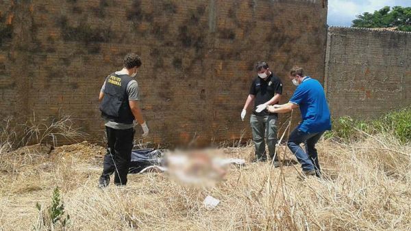 Pol�cia faz buscas, mas cabe�a de jovem pode ter sido esmagada por compactador de lixo