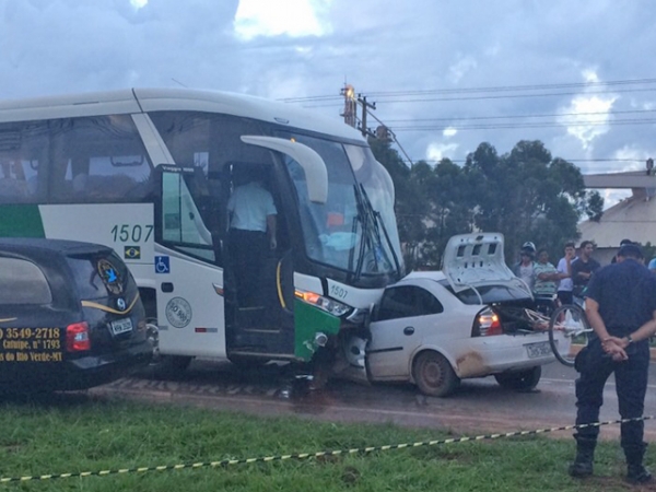 Acidente entre �nibus lotado e ve�culo de passeia deixa um morto em Lucas