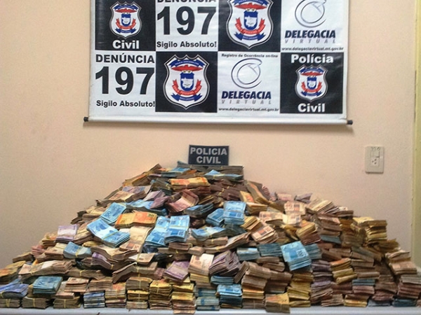 Pol�cia Civil apreende R$ 3,2 milh�es e suspeito oferece R$ 500 mil para ser liberado