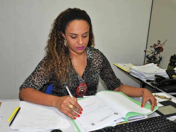 Derf Cuiab� indicia empregada dom�stica e mais 3 por furto qualificado 