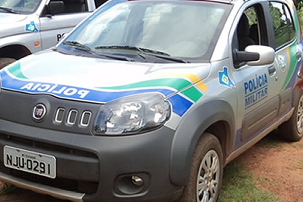Armados com facas e fac�es, criminosos roubam carro e moto de advogado e noiva em Ju�na