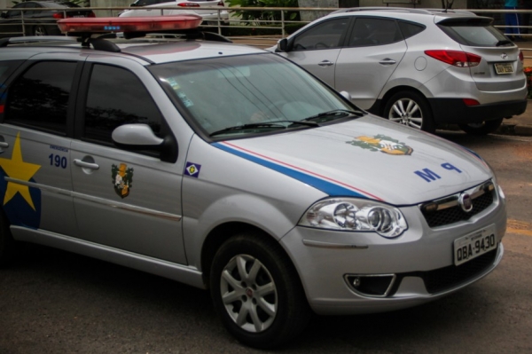 Homem � assassinado com tr�s tiros dentro de casa
