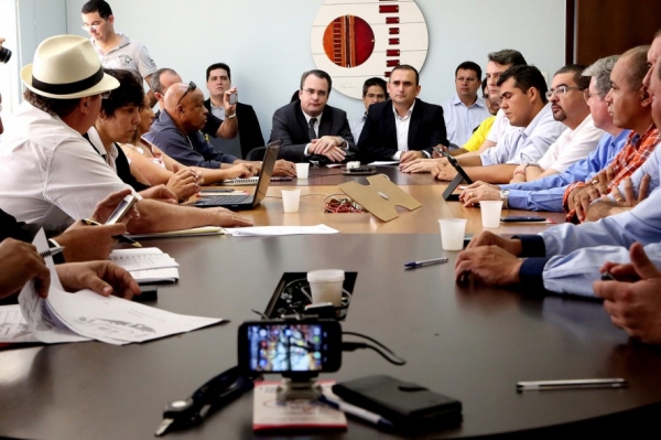 Governo fecha acordo com F�rum Sindical, mas categorias protestam