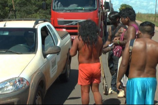 �ndios bloqueiam rodovia e amea�am motoristas com arco e flecha