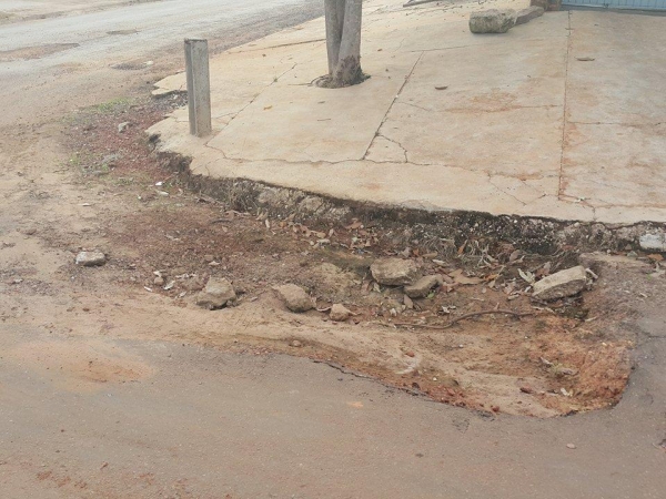 De quem � esse buraco em frente � casa do secret�rio de Meio Ambiente?