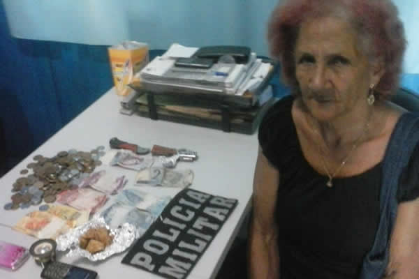Vov� do tr�fico: idosa de 72 anos � detida pela PM de Colniza, suspeita de tr�fico de drogas.