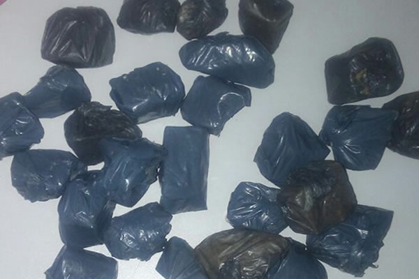 Pol�cia Militar de Ju�na apreende drogas e prende traficantes.