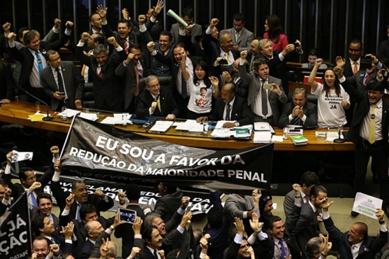 C�mara aprova em 1� turno nova proposta para reduzir maioridade