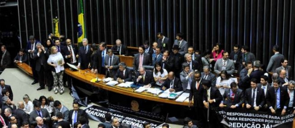 Cunha consegue nova virada e C�mara aprova redu��o da maioridade penal