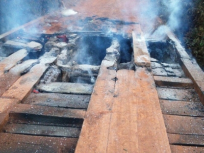 Inc�ndio em ponte de madeira interdita rodovia em Mato Grosso 