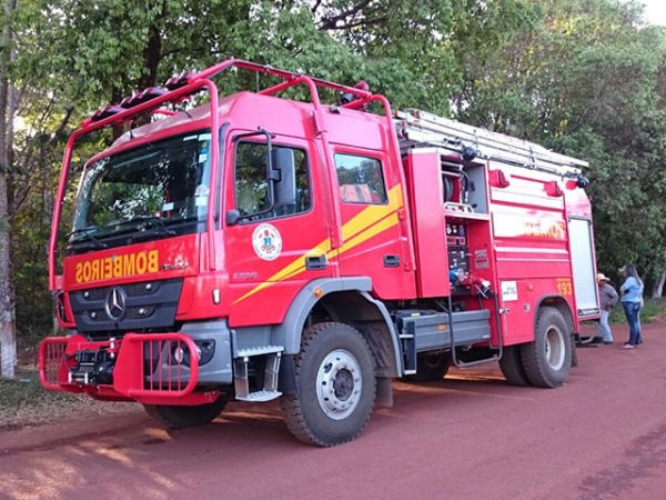 Come�am a chegar as viaturas do Corpo de Bombeiros de Ju�na
