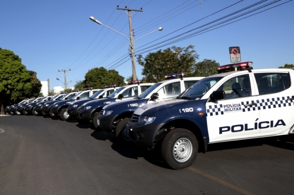 Governador Pedro Taques entrega 27 viaturas da PM para munic�pios
