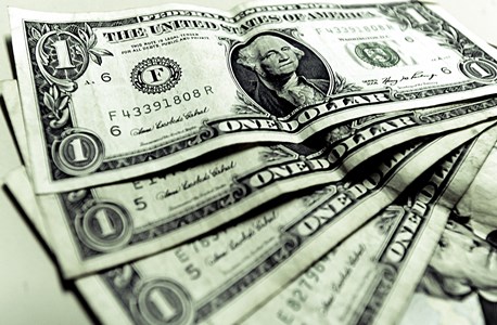 D�lar sobe R$ 0,07 e fecha no maior n�vel em quatro meses