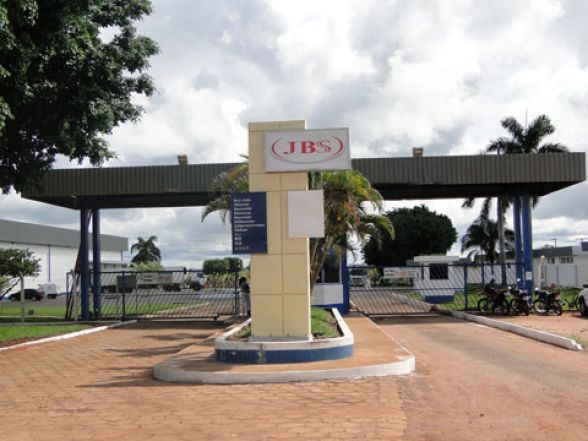 JBS diz que n�o pretende fechar mais unidades de bovinos este ano