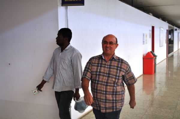 Riva vai pessoalmente ao F�rum, alega mal entendido e diz que trabalha como corretor