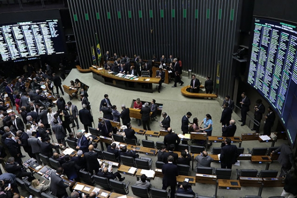 Com apoio de tucanos, C�mara aprova PEC da redu��o da maioridade penal