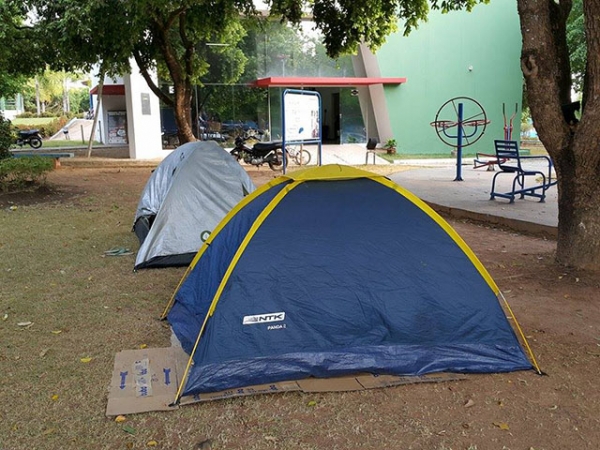 Sem terra acampam na Pra�a dos Colonizadores e querem tomar a SEMATUR
