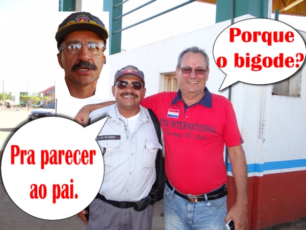 O que o filho n�o faz para parecer ao pai, at� deixar bigode e usar �culos