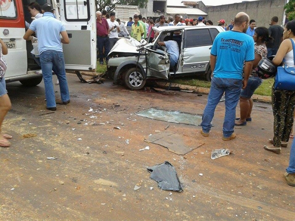Carro bate na traseira de caminh�o ca�amba e deixa tr�s pessoas feridas.