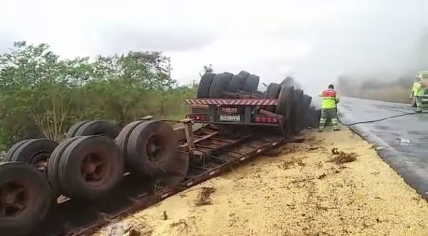 Carreta carregada com milho pega fogo ap�s tombar durante ultrapassagem