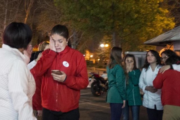 Terremoto de 8,4 graus provoca alerta de tsunami no Chile. Pelo menos tr�s pessoas morreram.