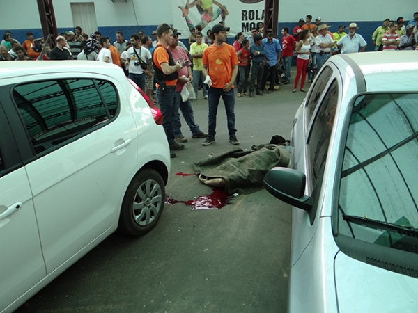 Homem � assassinado com 04 tiros na cabe�a em plena luz do dia no cal�ad�o da Rua Sorocaba em Juara.