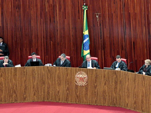 TSE acata investiga��o pedida pelo PSDB que pode levar � cassa��o da chapa de Dilma
