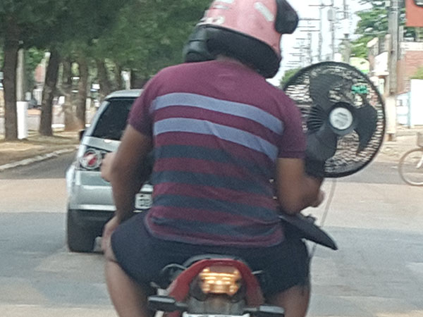 Com esse calor, s� mesmo adaptando ventilador na moto