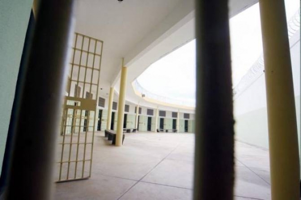  Adolescentes rendem agentes e 13 fogem de centro socioeducativo de C�ceres