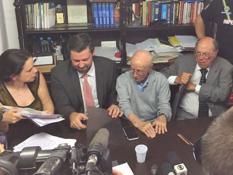 Com a presen�a de l�der tucano, novo pedido de impeachment � registrado em cart�rio de S�o Paulo