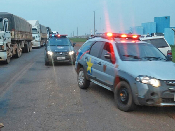 Revoltada, popula��o de Ju�na arma opera��o de guerra e fecha rodovia para evitar que �ndios cobrem ped�gio