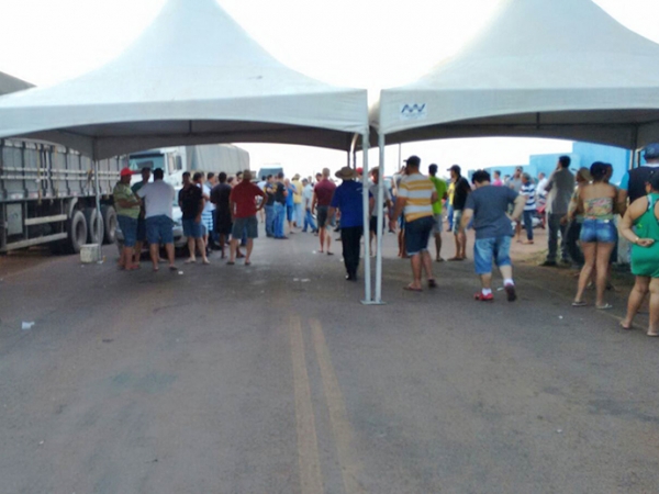 �ndios atendem notifica��o judicial e desbloqueiam ponte na MT 170 em Ju�na.