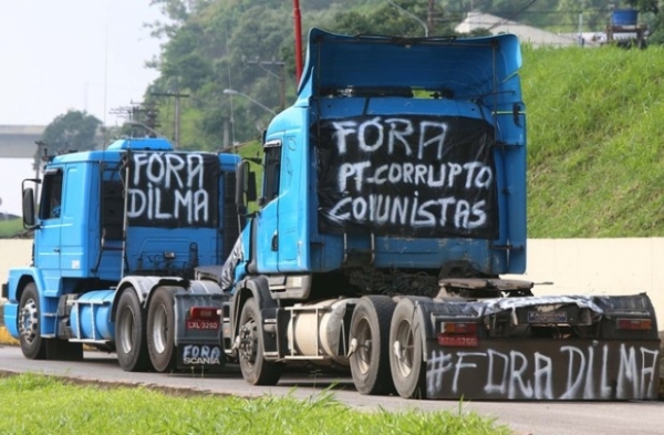 Protesto de caminhoneiros bloqueia rodovias em v�rios Estados do Pa�s