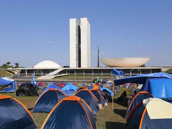 Oposi��o e manifestantes pedem mais agilidade na defini��o sobre pedido de impeachment