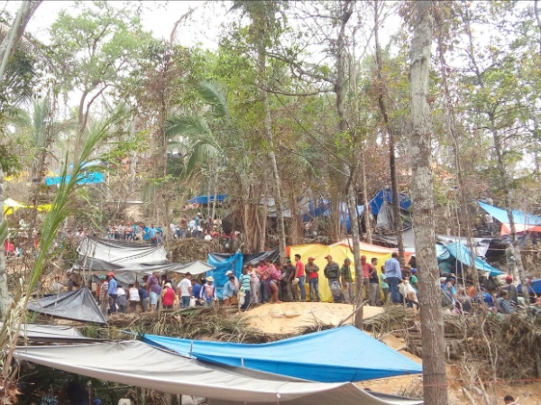 Garimpeiros s�o retirados do garimpo da Serra da Borda em Pontes e Lacerda.