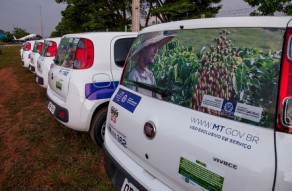 Governo de MT entrega novos ve�culos para atender a agricultura familiar
