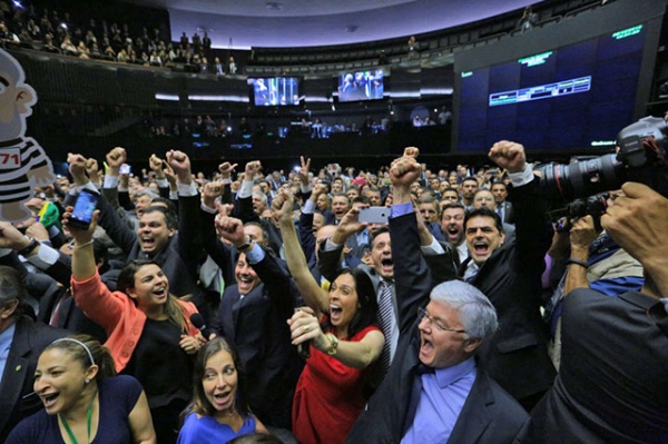 C�mara derrota Planalto e elege chapa da oposi��o e dissidentes para comiss�o do impeachment