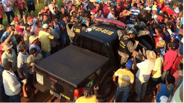 �ndios entregam corpos de jovens mortos em aldeia Enawen� Naw� em Ju�na.