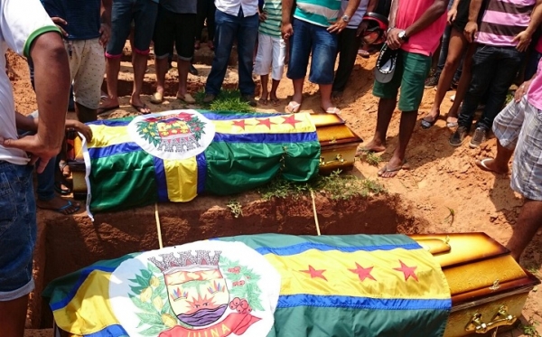 Emo��o e revolta no enterro de rapazes mortos por �ndios em Ju�na.