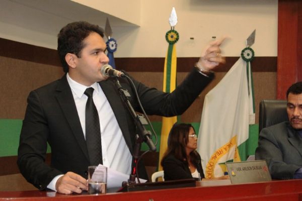 'Fraudes' na constru��o de casas levam Jo�o Emanoel � delegacia