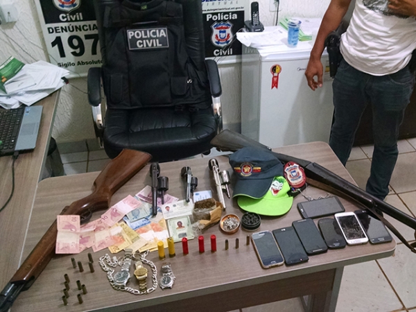 Pol�cia Civil prende 9 com arma, muni��es e drogas em S�o Jos� do Rio Claro