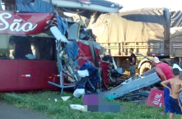 �nibus que vinha para Cuiab� bate de frente com carreta, tr�s morrem e 4 ficam feridos