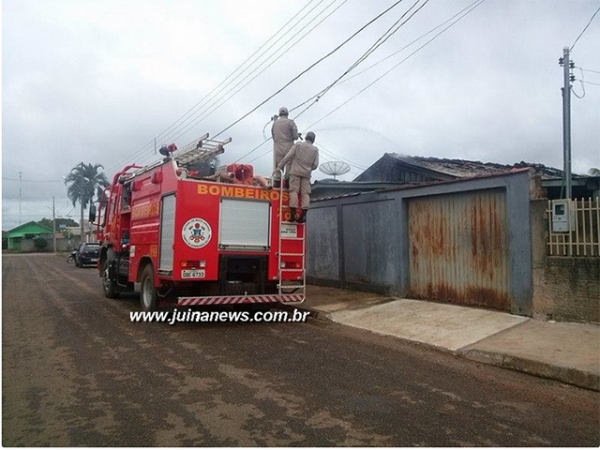 Corpo de Bombeiros atende ocorr�ncia de inc�ndio a resid�ncia em Ju�na.