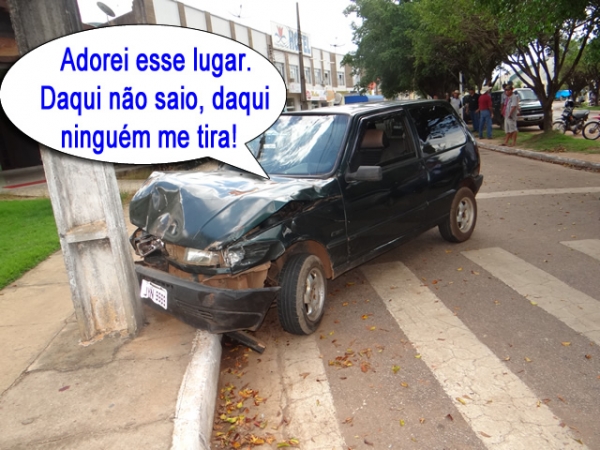 Carro batido continua atrapalhando o tr�nsito na Pra�a dos Colonizadores