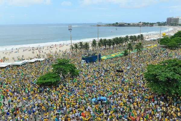 Manifesta��es contra governo Dilma re�nem milhares pelo Pa�s