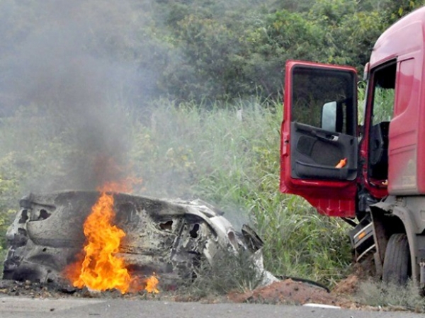 Acidente com carro de C�mara de Nova Guarita mata duas pessoas 