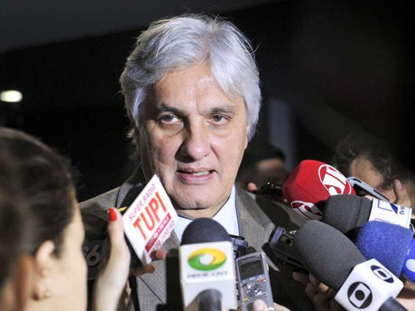 Rep�blica cair� com dela��o de empreiteiras, prev� Delc�dio do Amaral 